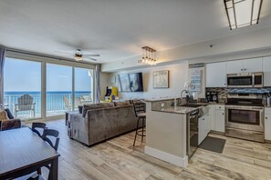 Refrigerador, microondas, horno y parrilla de estufa 