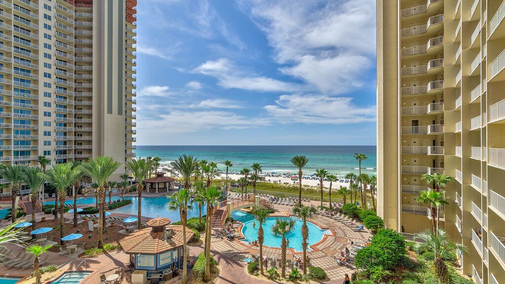 Alberca techada y alberca climatizada