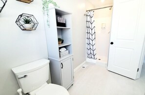 Combined shower/tub, hair dryer, towels