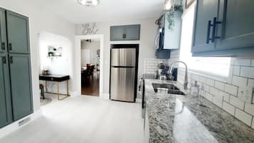 KylskÄp, mikrovÄgsugn, ugn och spishÀll