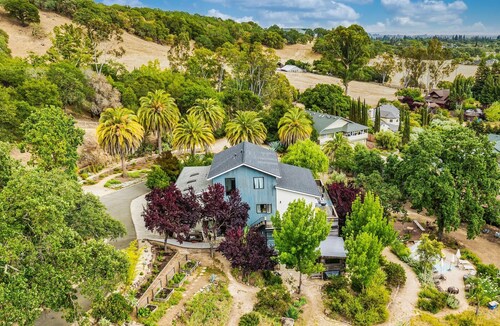 Modern Sonoma Retreat Escape....Spacious, Gracious & Private