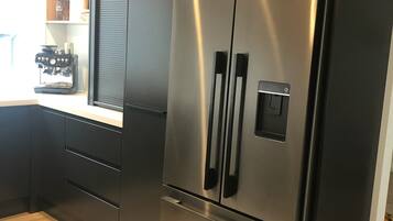 Frigorífico, microondas, horno y placa de cocina