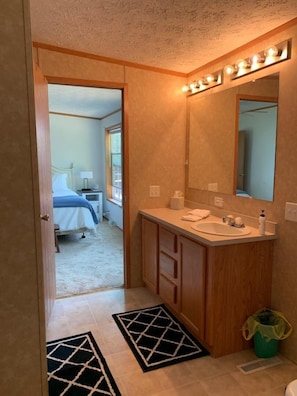3 bedrooms, free WiFi, bed sheets