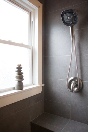 Douche, sèche-cheveux, serviettes fournies, savon