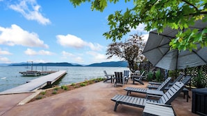 Terrace/patio - Dog-Friendly Beachfront Getaway, Hot Tub, Boat Lift (Sandpoint)