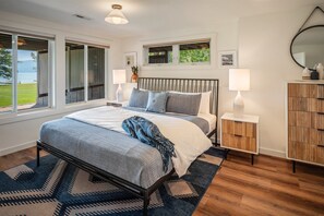 3 bedrooms, desk, iron/ironing board, travel crib - Exceptional Waterfront | Beach, Dog Friendly, Hot Tub (Sandpoint)