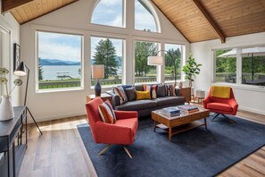 Smart-TV, Kamin, Bücher, Stereoanlage