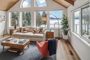 Smart TV, fireplace, books, stereo - Exceptional Waterfront | Beach, Dog Friendly, Hot Tub (Sandpoint)