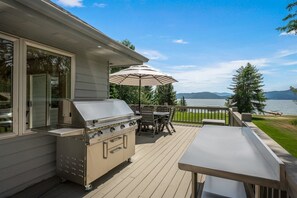 Outdoor dining - Exceptional Waterfront | Beach, Dog Friendly, Hot Tub (Sandpoint)