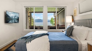 3 bedrooms, desk, iron/ironing board, travel crib - Dog-Friendly Beachfront Getaway, Hot Tub, Boat Lift (Sandpoint)