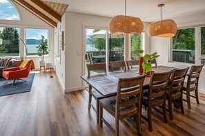 Dining - Exceptional Waterfront | Beach, Dog Friendly, Hot Tub (Sandpoint)