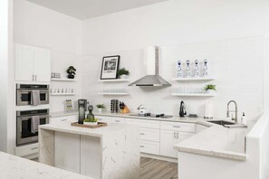 Kahvin-/teenkeitin, jääkaappi, mikroaaltouuni, uuni