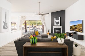 Smart TV, fireplace, foosball, table tennis - True Entertainers Paradise in North Scottsdale (Scottsdale)