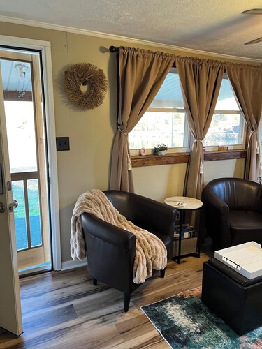 Waterfront cabin with mountain views; 26 minutes to downtown Asheville.