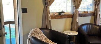 Waterfront cabin with mountain views; 26 minutes to downtown Asheville.