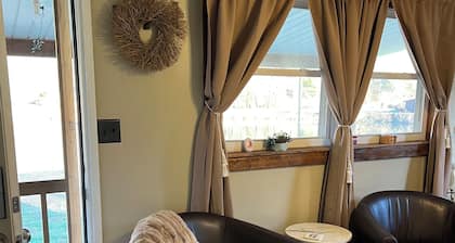 Waterfront cabin with mountain views; 26 minutes to downtown Asheville.