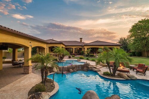 Pet Friendly, Extravagant North Scottsdale Estate - Theater, Bball & more!