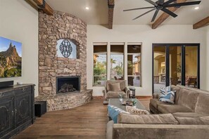 Smart TV, chimenea, tenis de mesa y oficina 