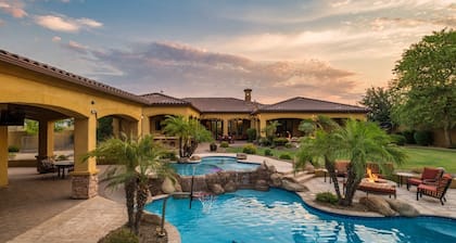 Pet Friendly, Extravagant North Scottsdale Estate - Theater, Bball and more!