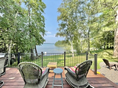 Relax and recharge! Cabin on a tranquil bay on Deer Lake is a perfect get away! 