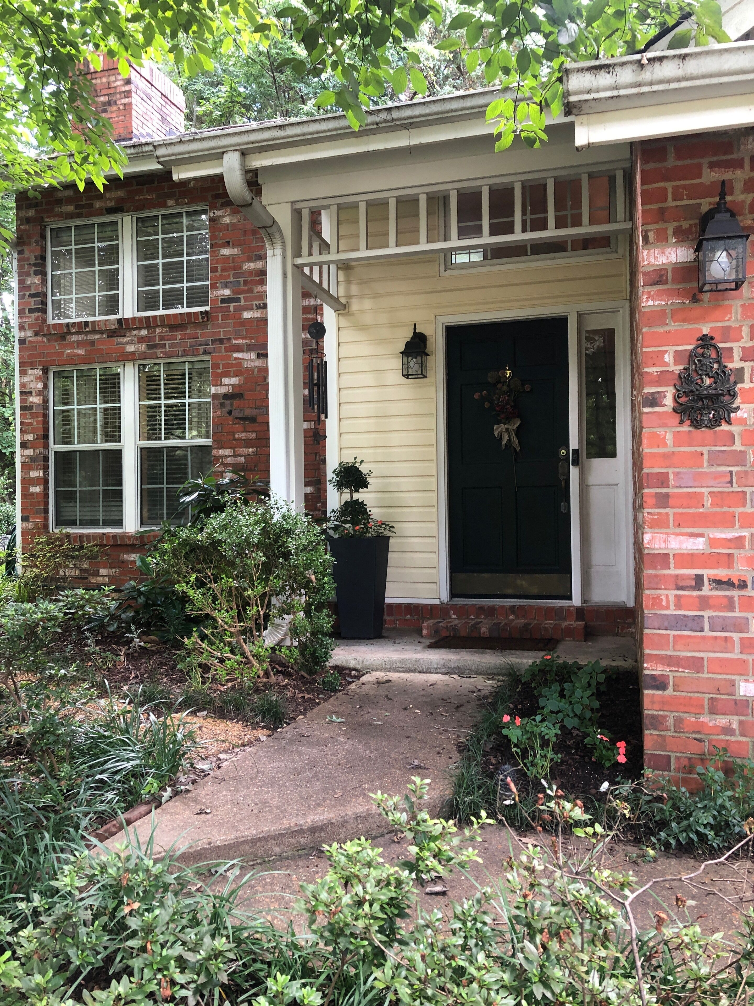 Secluded home, sleeps 6, within minutes to university and historic square.
