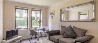 2 Bed Flat - Sleeps 4 - Parking - Wifi