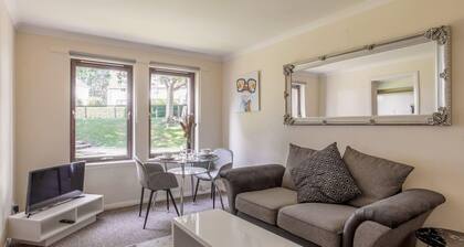 2 Bed Flat - Sleeps 4 - Parking - Wifi