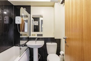 Combined shower/bathtub, hair dryer, towels - 2 Bed Flat - Sleeps 4 - Parking - Wifi (Aberdeen)