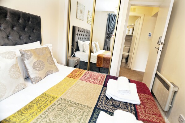 2 bedrooms, iron/ironing board, WiFi, bed sheets