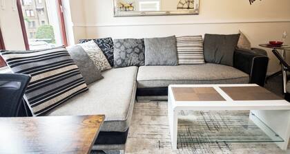 2 Bed Flat - Sleeps 4 - Parking - Wifi