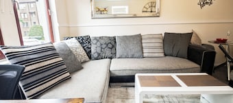 2 Bed Flat - Sleeps 4 - Parking - Wifi