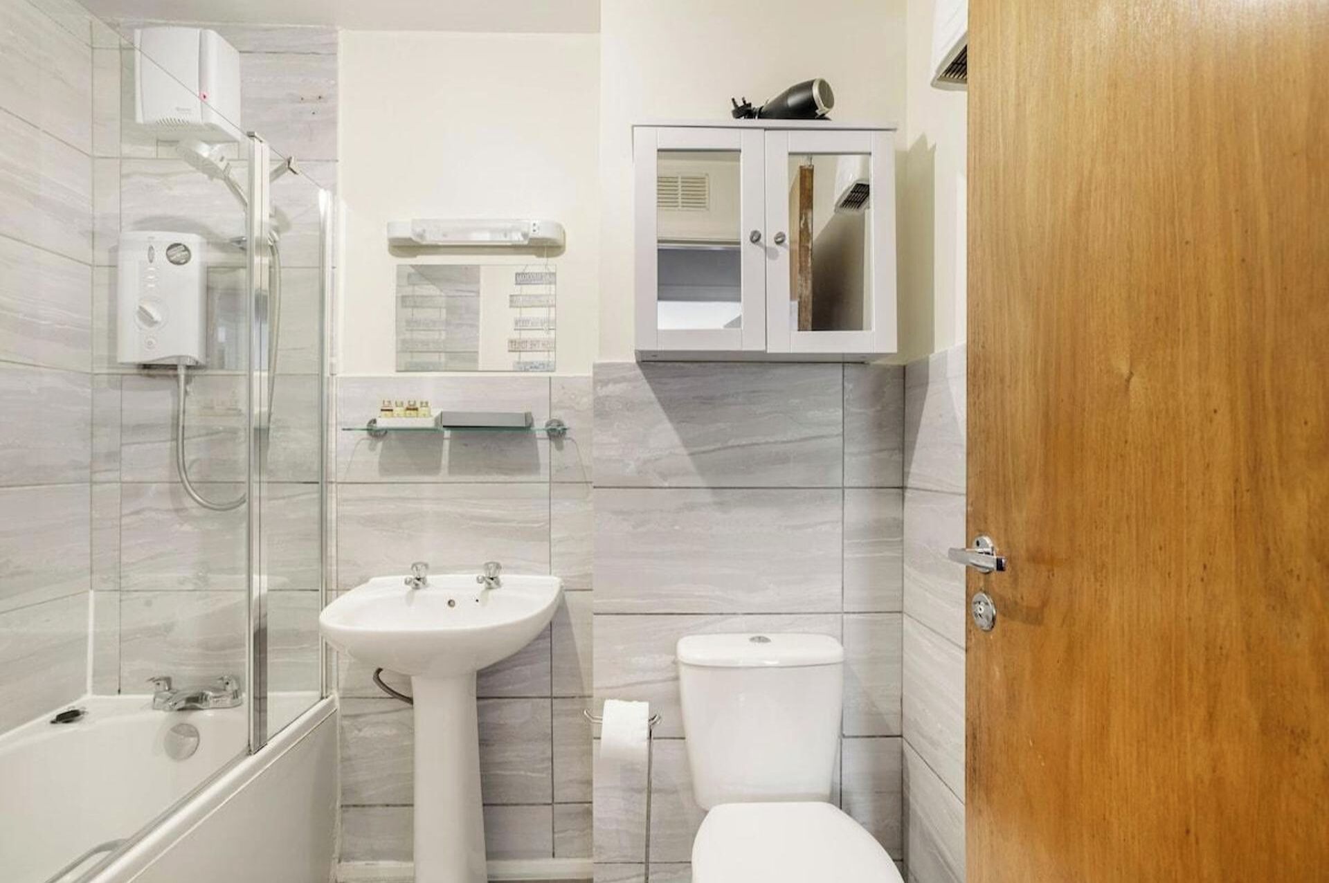 Combined shower/tub, hair dryer, towels