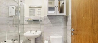 2 Bed Flat - Sleeps 4 - Parking - Wifi