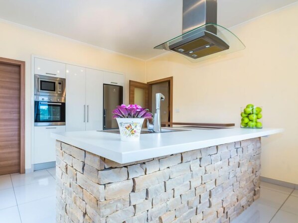 Kühlschrank, Mikrowelle, Ofen, Geschirrspüler