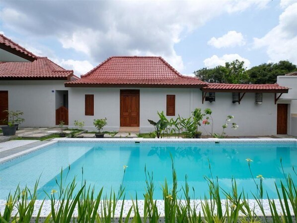 Outdoor pool - OYO 3906 Dalem Putu Sanjaya Syariah (Sleman)