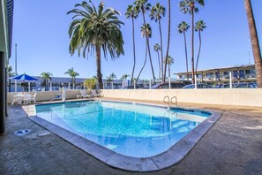 Outdoor pool - Motel6 San Diego, CA - Airport - Harbor (San Diego)