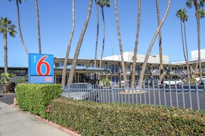 Property grounds - Motel6 San Diego, CA - Airport - Harbor (San Diego)