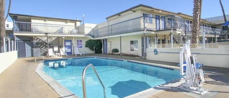 Una piscina al aire libre