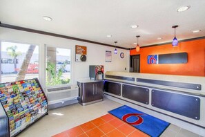 Lobby - Motel6 San Diego, CA - Airport - Harbor (San Diego)