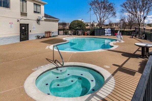 Pool - Quality Inn & Suites Fort Worth TX (Fort Worth)