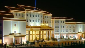 A multi-story hotel with a prominent entrance and a well-lit facade. - Uchoice Hotel (Ganzhou)