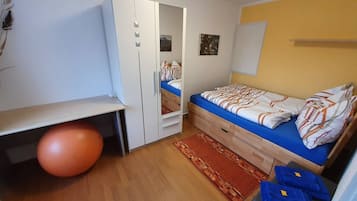 1 slaapkamer, een strijkplank/strijkijzer, gratis wifi, beddengoed