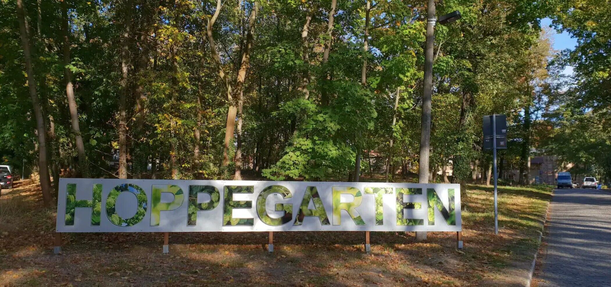 A sign with the word 'HOPPEGARTEN' surrounded by trees.