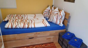 1 bedroom, iron/ironing board, free WiFi, bed sheets - Bungalow in the Green with Garden View, Wi-Fi, Terrace & BBQ (Hoppegarten)