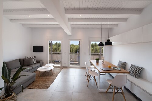 High-end Luxury Apartment & Convenient Location
