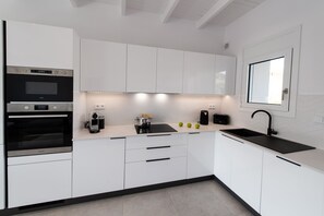 Een koelkast, een magnetron, een oven, een kookplaat