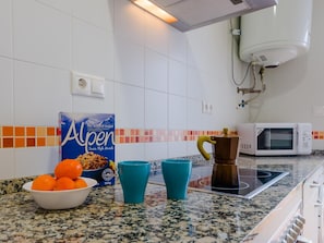 Cafetera y tetera, refrigerador, microondas y horno