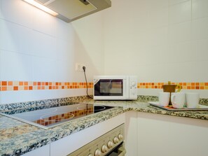 Frigorifero, microonde, forno, macchina per tè/caffè