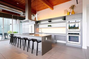 Fridge, microwave, oven, dishwasher - Sleek Bellevue 1BR w/ BBQ, Gym, W/D, near Spring District, by Blueground (Seattle)