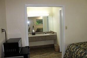 دُش غزير، مجففات شعر، مناشف، صابون